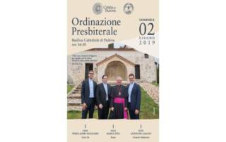Poster ordinazione presbiterale 2019 con don Giovanni Casalin, don Marco PIva, don Pierclaudio Rozzarin e al centro il vescovo Claudio Cipolla